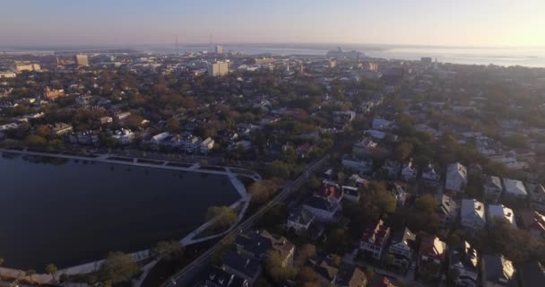 Letecký Let Centra Charlestonu Koloniální Jezero Časných Ranních Hodinách — Stock video