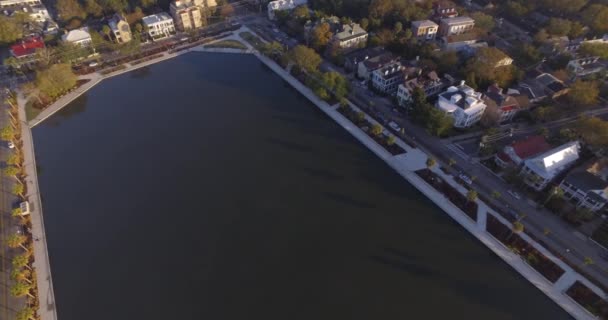 Aerial Flyover Charleston Och Colonial Lake Tidig Morgon — Stockvideo