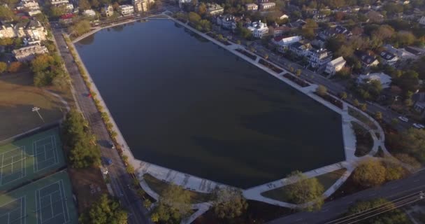 Aerial Flyover Charleston Och Colonial Lake Tidig Morgon — Stockvideo