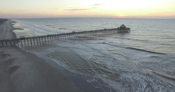 Güneş Doğarken Atlantik Okyanusu Ndan Gelen Hafif Dalgalarla Folly Beach — Stok video