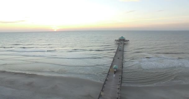 Luftaufnahme Des Fischerstegs Von Folly Beach Bei Sonnenaufgang Mit Sanften — Stockvideo