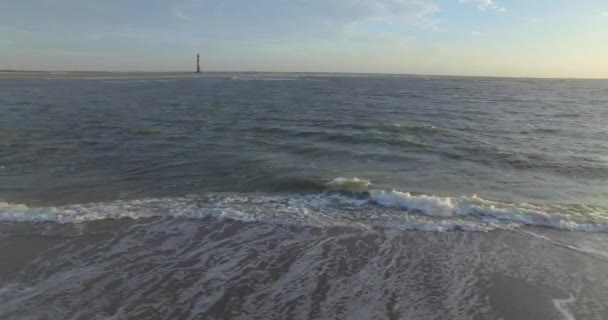 早上在愚蠢海滩的莫里斯岛灯塔的空中拍摄 — 图库视频影像