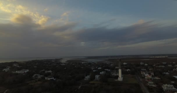 Légi Felvétel Sullivan Island Beach Világítótorony Naplementekor Egy Vihar Közeledik — Stock videók