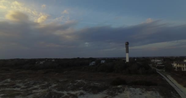 沙利文岛海滨灯塔在日落时分的空中拍摄 风暴即将来临 — 图库视频影像
