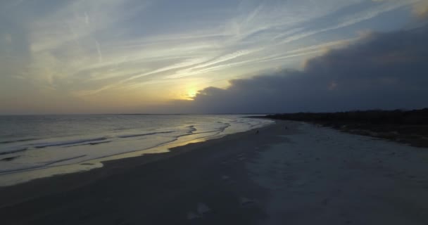 Letecký Záběr Sullivanovy Pláže Při Západu Slunce Blížící Temnou Bouří — Stock video