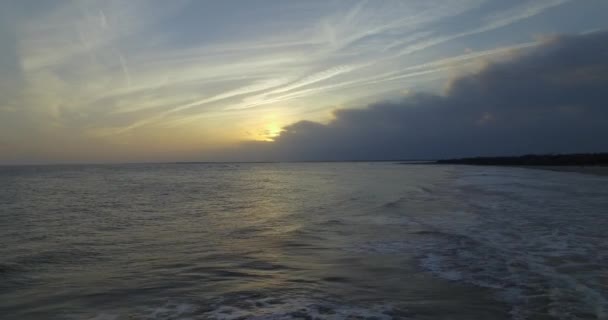Letecký Záběr Sullivanovy Pláže Při Západu Slunce Blížící Temnou Bouří — Stock video