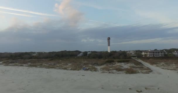 Gün Batımında Sullivan Island Sahil Feneri Nin Hava Görüntüsü Fırtına — Stok video