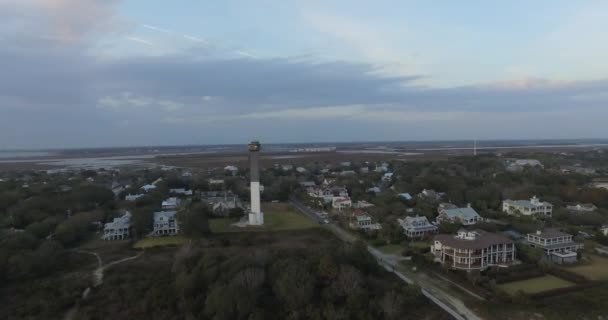 Filmagem Aérea Farol Sullivan Island Beach Pôr Sol Com Uma — Vídeo de Stock