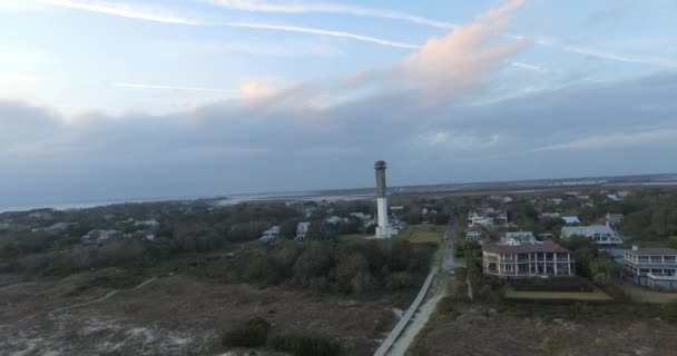Gün Batımında Sullivan Island Sahil Feneri Nin Hava Görüntüsü Fırtına — Stok video