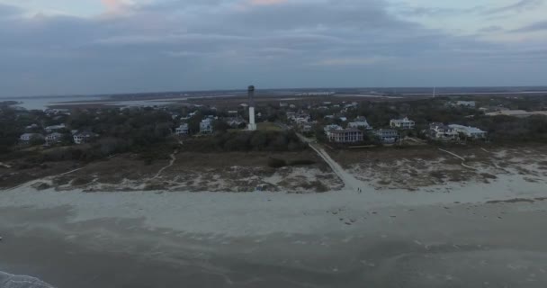 Luftaufnahme Von Sullivans Island Beach Leuchtturm Bei Sonnenuntergang Als Sich — Stockvideo