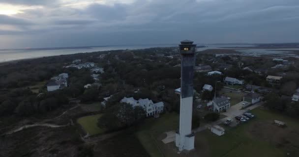 Luftbilde Sullivan Island Beach Fyr Ved Solnedgang Med Storm Som – stockvideo