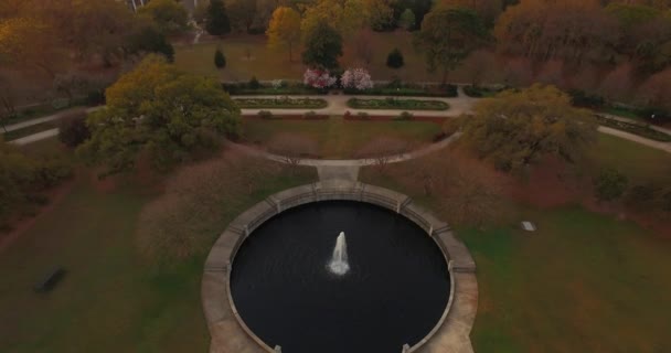Overhead Elegante Estanque Con Fuente Parque Centro Charleston — Vídeo de stock