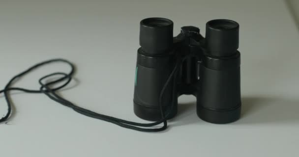 白色背景的双筒望远镜 — 图库视频影像