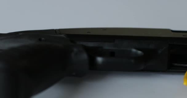 Een Trigger Lock Een Shotgun Voor Veiligheid — Stockvideo