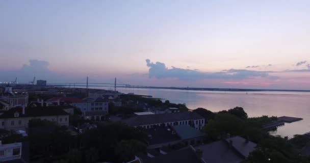 Letectvo Charleston Střechy Přístav Při Východu Slunce Ravanel Most Nábřeží — Stock video