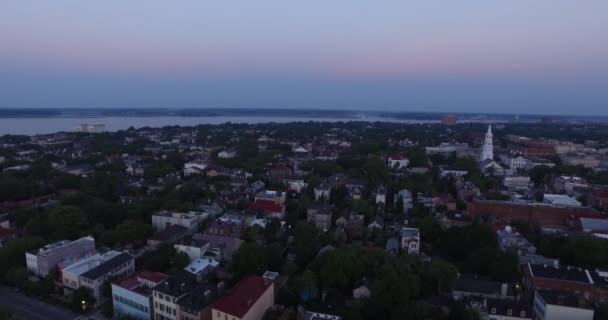 Vzduch Charlestonu Střechy Kostelní Věže Úsvitu Řekou Ashley Dohledu — Stock video