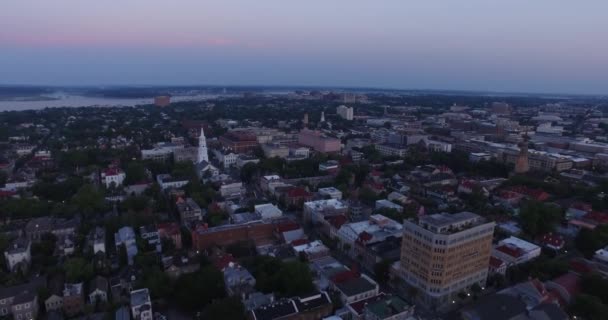 Aéreo Charleston Telhados Campanários Igreja Amanhecer Com Rio Ashley Vista — Vídeo de Stock