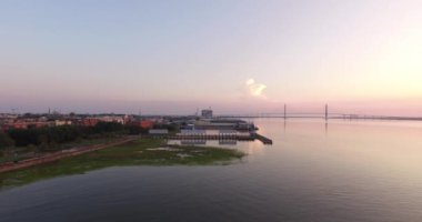 Güneş doğarken Charleston, SC limanı Ravanel köprüsü ve sakin, sakin bir sahil manzarası..