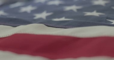 Kırmızı ve beyaz çizgili Amerikan bayrağı 50 eyalette mavi ve yıldızlı. Sinematik 4K 'da çekilmiş..