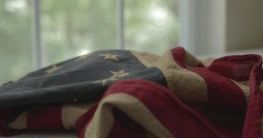 Amerikan Devrimi sırasında Betsy Ross 'un tasarladığı kırmızı ve beyaz çizgili, mavi ve 13 yıldızlı bayrak. Sinematik 4K 'da çekilmiş..