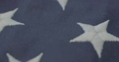 Kırmızı ve beyaz çizgili Amerikan bayrağı 50 eyalette mavi ve yıldızlı. Sinematik 4K 'da çekilmiş..