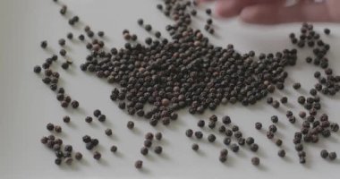 Erkek aşçı parmaklarıyla biberleri hisseder ve iter..