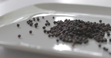 Yemek malzemesi olarak tabakta karabiber yığını..