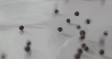 Biberler beyaz bir yüzeye dökülür, sağlıklı yemek pişirmek için baharat olarak kullanılmaya hazırdırlar..
