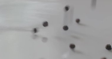 Biberler beyaz bir yüzeye dökülür, sağlıklı yemek pişirmek için baharat olarak kullanılmaya hazırdırlar..