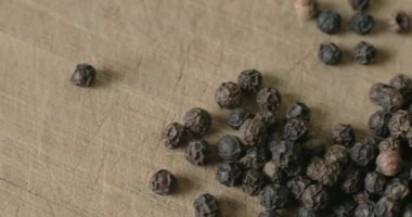 Ağaç kesme tahtasındaki biberler sağlıklı yemek pişirmek için baharat olarak kullanılmaya hazır..