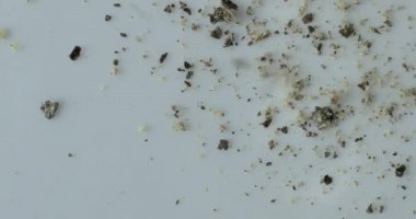 Biber, sağlıklı yemeklerde baharat olarak kullanılmak üzere ahşap bir kesme tahtasının üzerinde öğütülüyor..