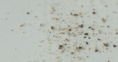 Biber, sağlıklı yemeklerde baharat olarak kullanılmak üzere ahşap bir kesme tahtasının üzerinde öğütülüyor..