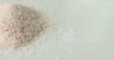 Sağlıklı bir yemek malzemesi olarak beyaz bir tabakta pembe Himalaya tuzu..