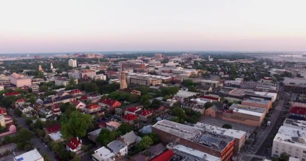 Aéreo Charleston Telhados Campanários Igreja Nascer Sol Com Rio Ashley — Vídeo de Stock
