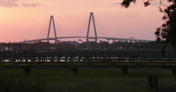 Most Charleston Ravanel Při Západu Slunce Bažinou Popředí Vlající Vlajky — Stock video