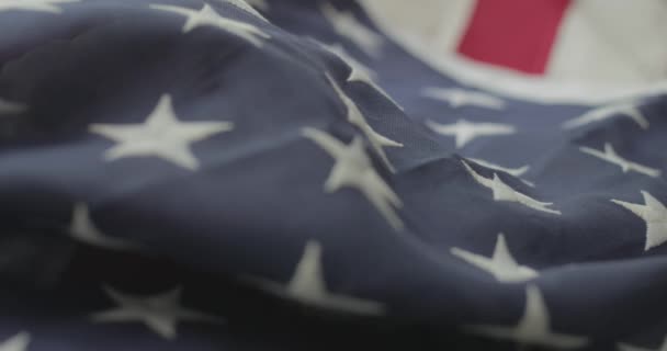 50州のための青と星のフィールドと赤と白のストライプとアメリカの国旗の詳細 映画4Kで撮影 — ストック動画