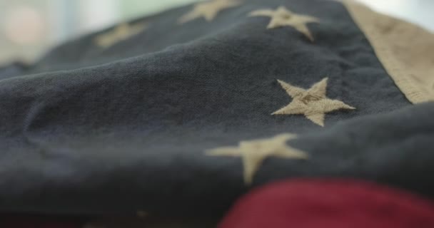 국기는 줄무늬가 있으며 깃발은 전쟁중 로스가 디자인하였다 영화에서 — 비디오