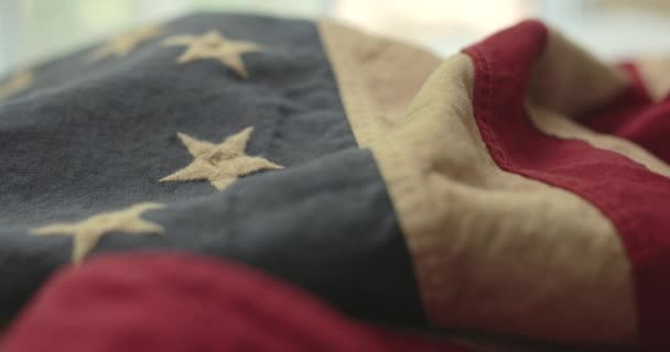 アメリカ独立戦争中にベッツィ ロスがデザインした旗である13個の星の青と円のフィールドを持つ赤と白の縞模様のアメリカ国旗の詳細 映画4Kで撮影 — ストック動画