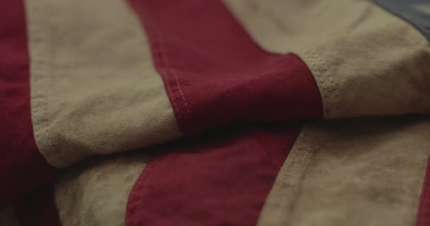 국기는 줄무늬가 있으며 깃발은 전쟁중 로스가 디자인하였다 영화에서 — 비디오