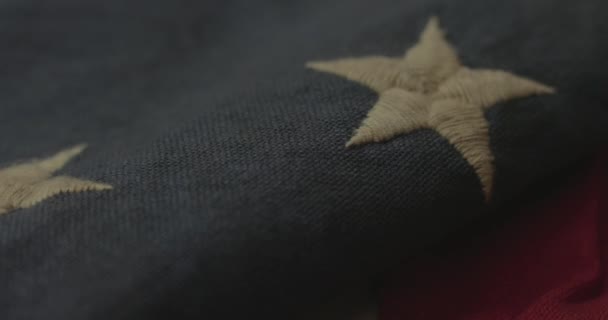 アメリカ独立戦争中にベッツィ ロスがデザインした旗である13個の星の青と円のフィールドを持つ赤と白の縞模様のアメリカ国旗の詳細 映画4Kで撮影 — ストック動画