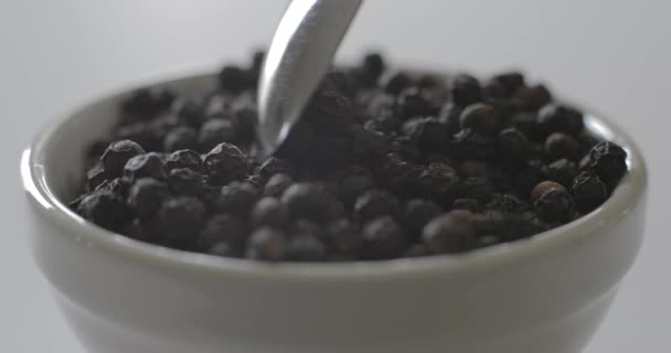 Peppercorns Revuelto Por Una Cuchara Tazón Blanco Listo Para Usar — Vídeos de Stock