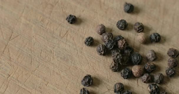 Pepparkorn Träskärbräda Redo Att Användas Som Krydda För Hälsosam Matlagning — Stockvideo