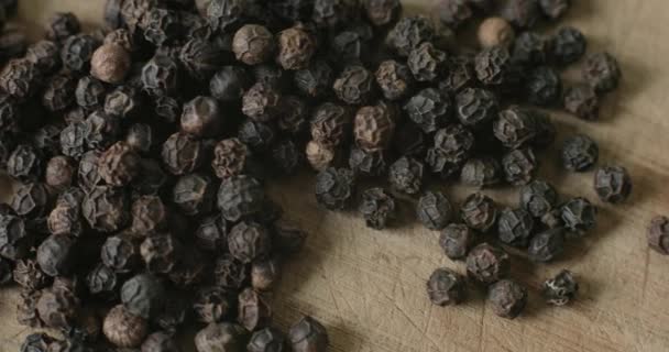 Peppercorns Dřevěné Řezací Desce Připravené Použití Jako Koření Pro Zdravé — Stock video