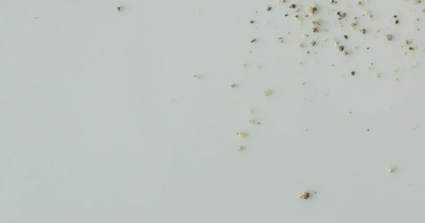 胡椒磨碎在木制切菜板上 用作健康烹调中的调味品 — 图库视频影像