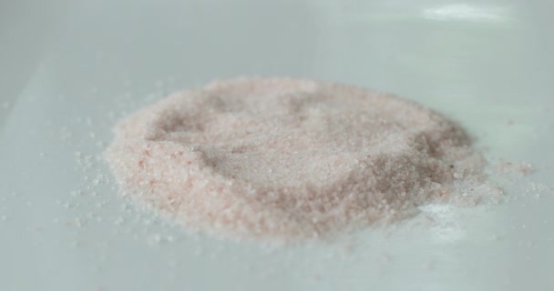 Ροζ Αλάτι Ιμαλαΐων Λευκό Πιάτο Υγιεινό Συστατικό Μαγειρικής — Αρχείο Βίντεο