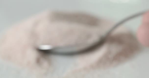 Ein Löffel Himalaya Salz Für Gesundes Kochen — Stockvideo