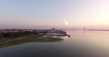 Liman kenti Charleston, gün doğumunda köprüyle