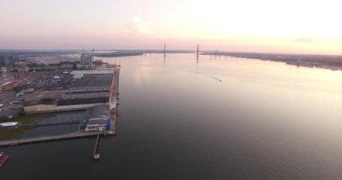 Ravanel Köprüsü ile Charleston Limanı sabahı