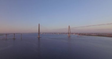 Charleston Ravanel Köprüsü, şehir merkezinde.