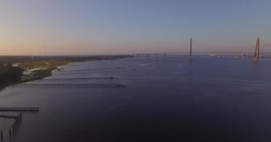 Charleston Ravanel Köprüsü, şehir merkezinde.